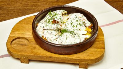 Цыпленок по-грузински со сметанным соусом