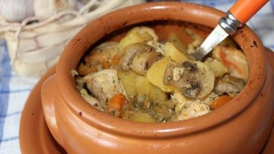 Цыплята с картошкой в горшочке