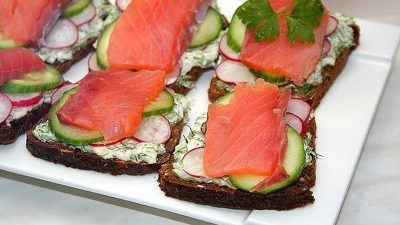Датский бутерброд с семгой и овощами