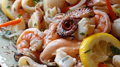 Деликатесный салат из маринованных морепродуктов