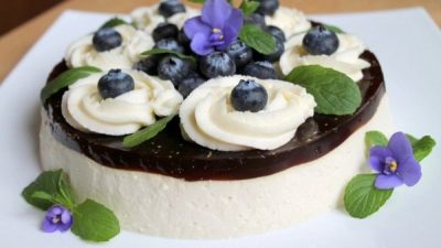 Десерт «Ананас в кофе со сливками» с голубикой