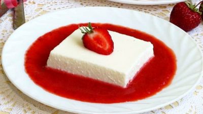 Десерт из творога с клубничным соусом
