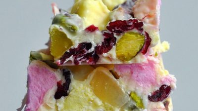 Десерт «Каменистая дорога» из белого шоколада