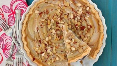 Десерт с грушевой начинкой и заварным кремом