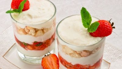 Десерт с печеньем, рикоттой и клубникой