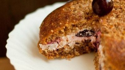 Десерт с творожным слоем и вишней