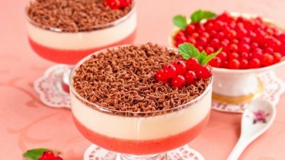 Десерт-желе с красной смородиной и сливками