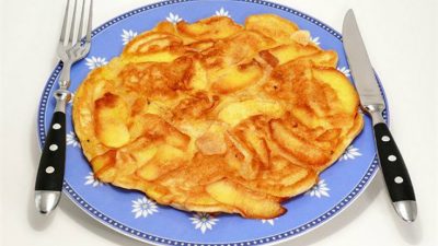 Десертный омлет с яблоками и ванилином
