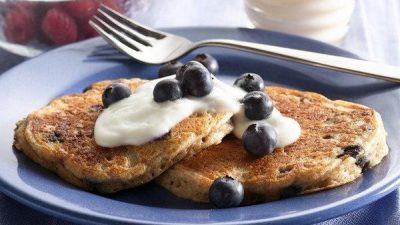 Диетические оладьи из хлопьев и черники