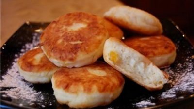 Диетические сырники с курагой к завтраку