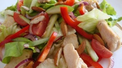 Диетический овощной салат с куриной грудкой