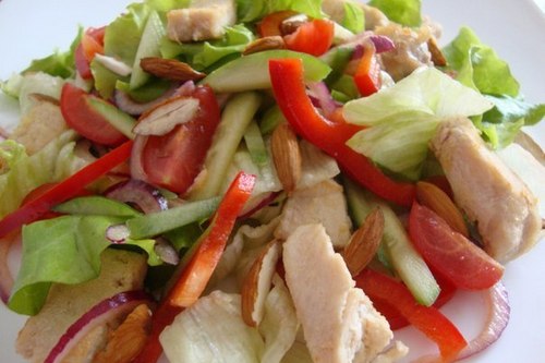 Диетический овощной салат с куриной грудкой