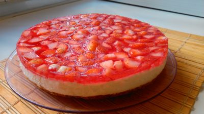 Диетический пирог из творога с клубникой
