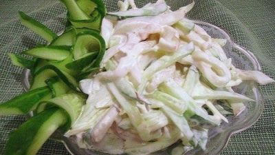 Диетический салат из кальмаров со сметаной