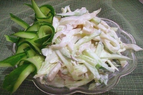 Диетический салат из кальмаров со сметаной