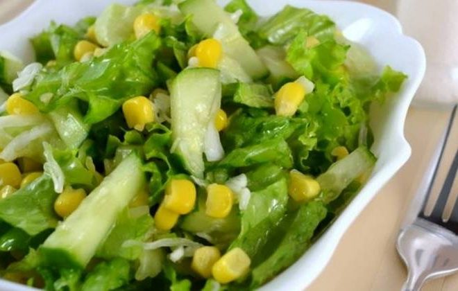Диетический салат из капусты, огурцов и кукурузы