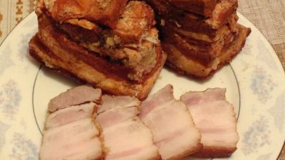 Домашнее сало с чесноком в луковой шелухе