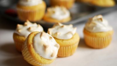 Домашние капкейки с курдом и меренгой