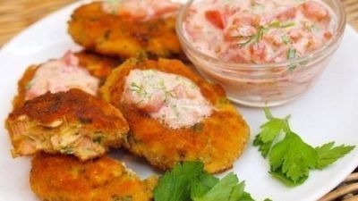 Домашние котлеты из лосося с томатным соусом
