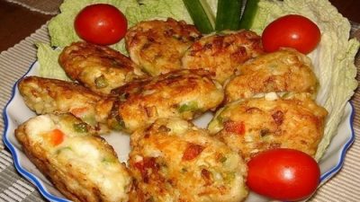 Домашние куриные котлеты с овощами и сыром