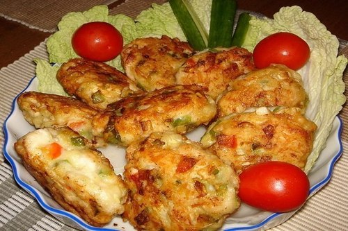 Домашние куриные котлеты с овощами и сыром