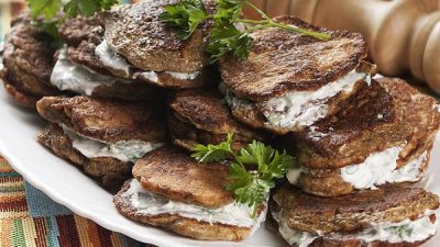 Домашние печеночные оладьи со сметаной