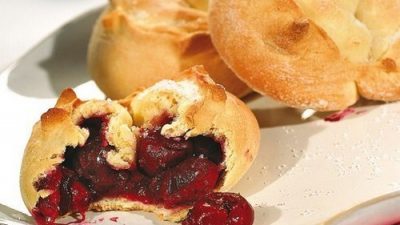 Домашние пирожки с вишней и корицей