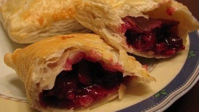 Домашние слоечки с вишневой начинкой