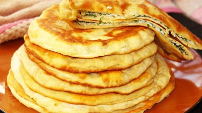 Домашние сырные лепешки с зеленым луком