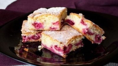 Домашний нарезной вишневый пирог
