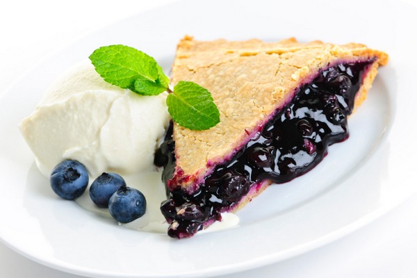 Рецепт: Пирожки с черникой - Из готового теста и свежих ягод