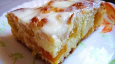 Домашний пирог с персиками под сметаной