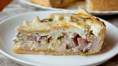 Домашний пирог с сыром бри и ветчиной