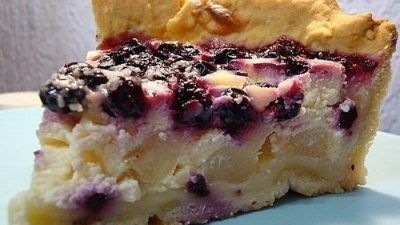Домашний пирог с творогом, грушами и ягодами