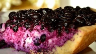 Домашний пирог с творогом и черникой