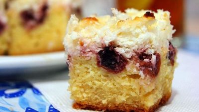 Домашний пирог «Вишневый шик» с кокосом