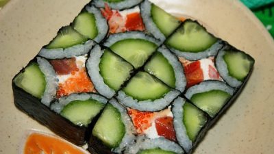 Домашний ролл «Мозайка» с лососем и огурцом