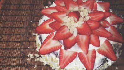 Домашний шоколадный бисквит с клубникой