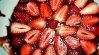 Домашний шоколадный торт со свежей клубникой