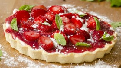 Домашний тирольский пирог с клубникой