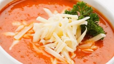 Домашний томатный суп с гренками и сыром