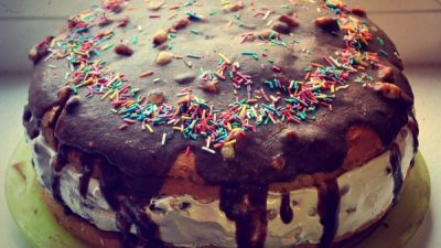 Домашний торт «Сникерс» с ореховой нугой