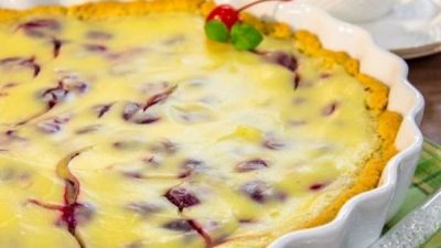 Домашний вишневый пирог под кремом