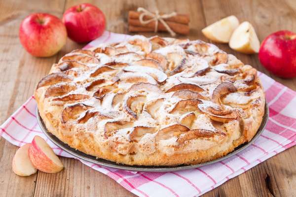 Домашний яблочный пирог в сметанной заливке