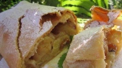 Домашний яблочный штрудель с изюмом и корицей