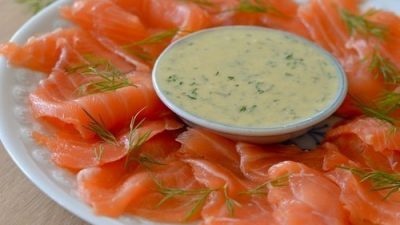 Домашний засоленный лосось с соусом из горчицы и укропа