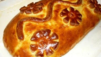Домашняя кулебяка со сложной начинкой