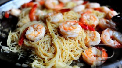 Домашняя паста с креветками в чесночном соусе