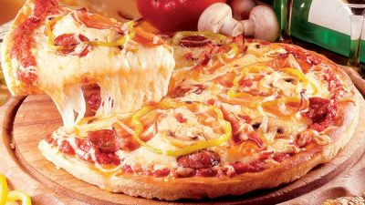 Домашняя пицца с колбасой и оливками