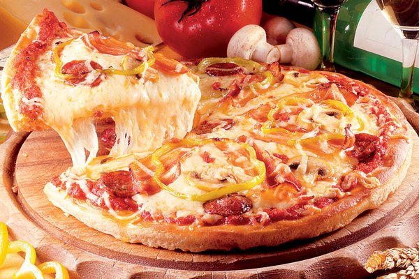 Пицца с колбасой, грибами и сыром
